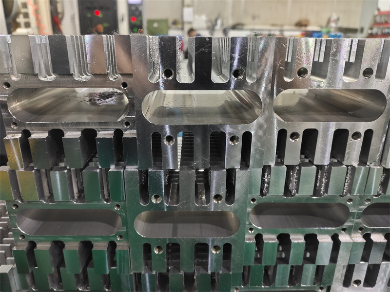 工业带槽散热片粉色网站免费看